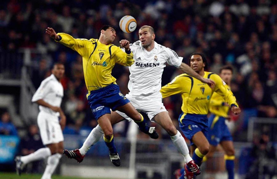 Jonathan Sesma y Zidane pugnan por un balón
