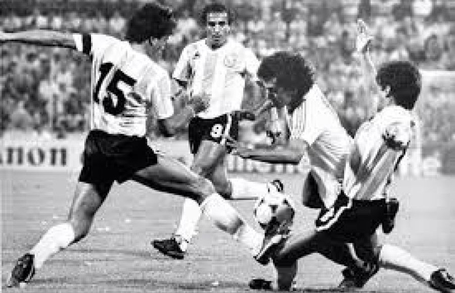 Mágico González zafándose de dos jugadores argentinos en el Mundial de 1982