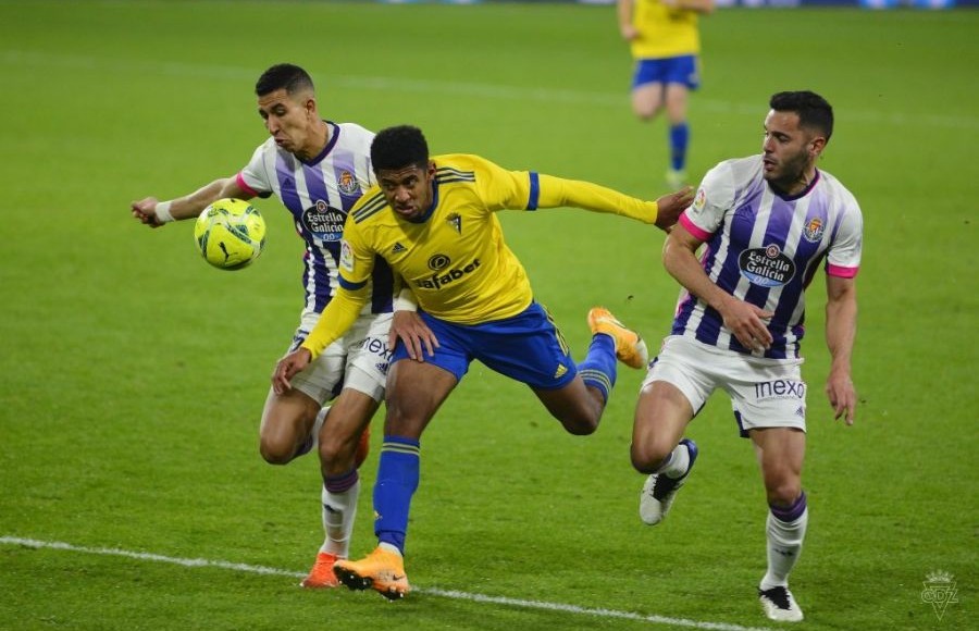 Lozano pugna por un balón entre dos jugadores del Real Valladolid