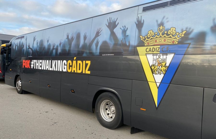 Autobús del Cádiz con la rotulación de The Walikng Dead