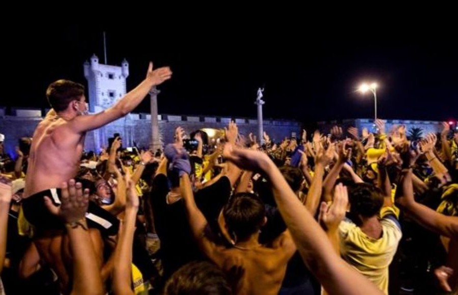 Aficionados del Cádiz celebrando el ascenso en la pasada temporada