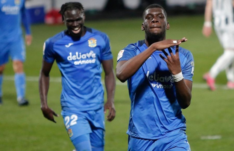 Randy Nteka vistiendo la camiseta del Fuenlabrada