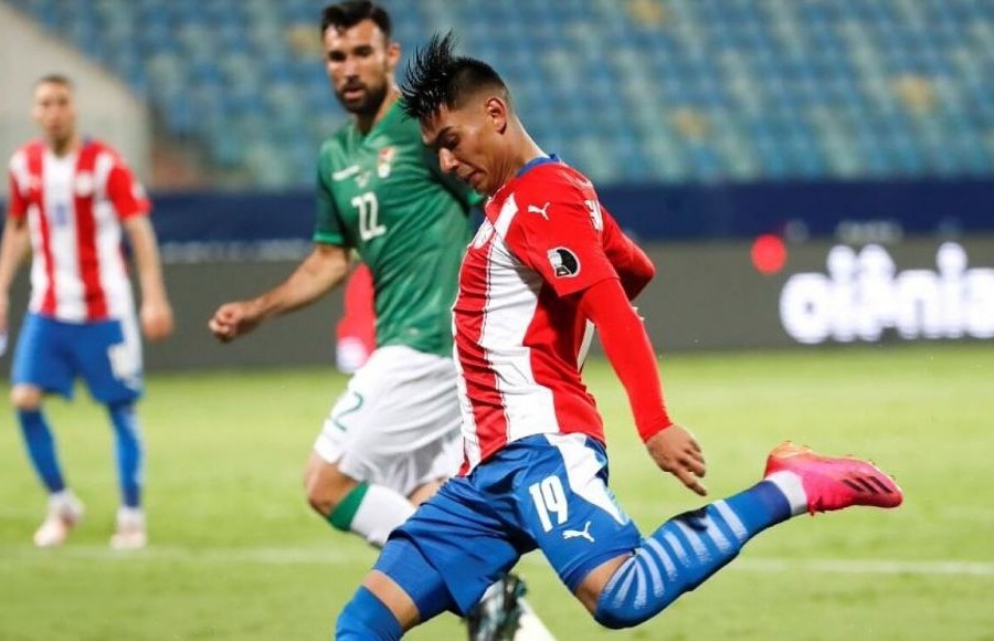 Santiago Arzamendia con la camiseta de la Selección de Paraguay