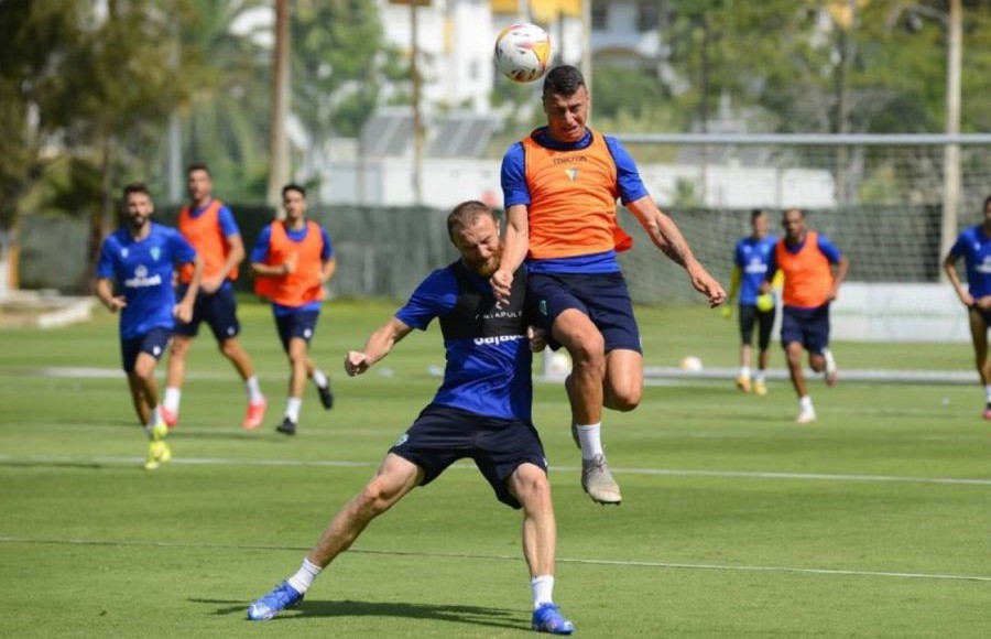 Milutin Osmajić y Haroyan pugnan por un balón durante una sesión de trabajo