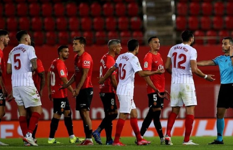 Jugadores de Mallorca y Sevilla en el encuentro en el Visit Mallorca Estadi oct 2021