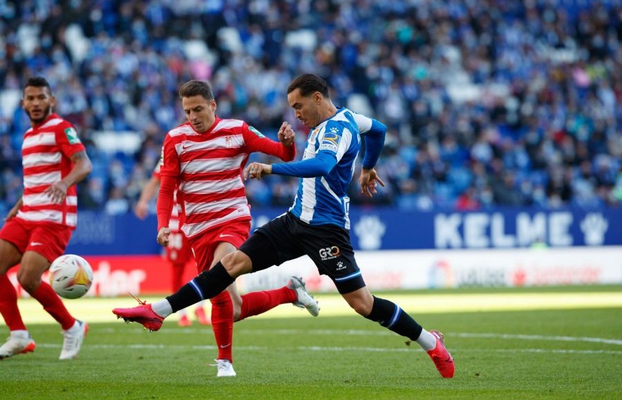 Raúl de Tomás pugnando por una pelota ante el Granada