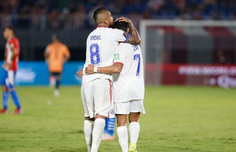 Arturo Vidal y Alexis Sánchez se abrazan tras el encuentro frente a Paraguay esta madrugada
