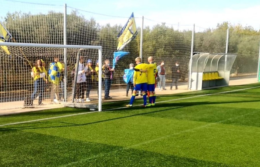 Jugadores del Cádiz CF Genuine agradeciendo el apoyo a un grupo de aficionados
