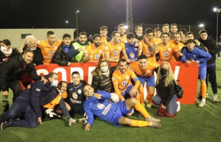 Plantilla del CD Villa de Fortuna celebrando el pase de roda en la Copa del Rey nov 201