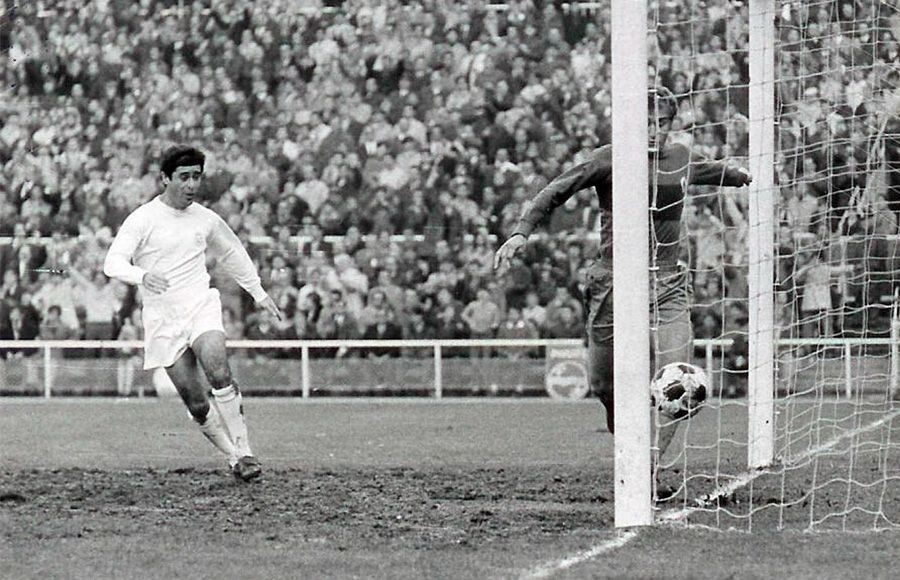 Manolín Bueno luciendo la camiseta del Real Madrid