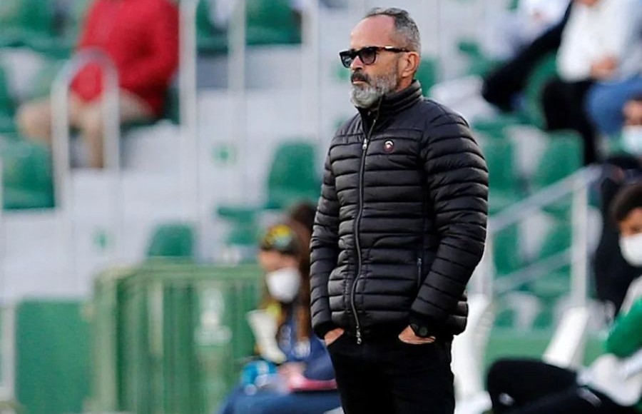 Álvaro Cervera dirigiendo al Cádiz