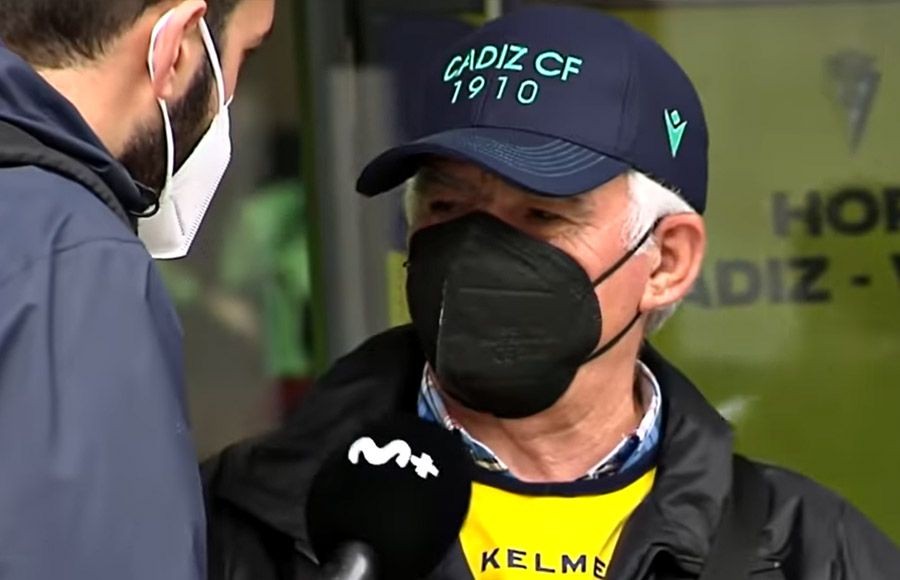 Un aficionado cadista junto a un reportero de Movistar
