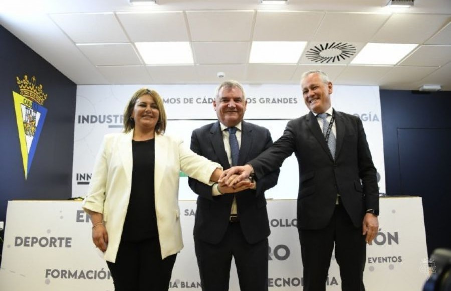 Manuel Vizcaíno, Elena Amaya y Ricardo Gómez durante la presentación de la Ciudad Deportiva