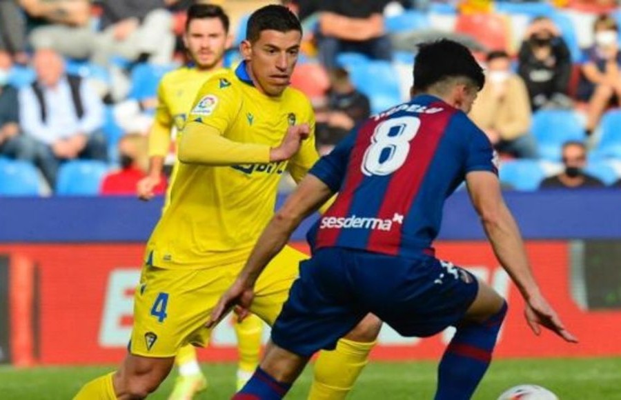 Rubén Alcaraz en su debut con la camiseta amarilla ante el Levante