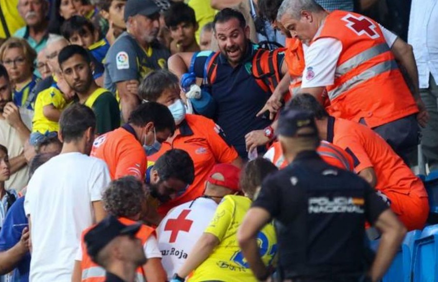 Personal sanitario durante las maniobras de reanimación en el Cádiz CF - Barcelona