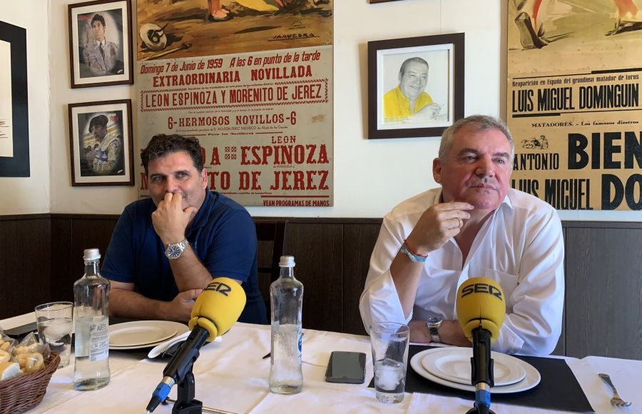 Manuel Vizcaíno y Rafael Contreras durante una tertulia radiofónica en cadena SER
