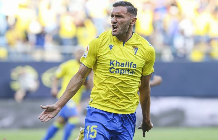 Lucas Pérez celebra un tanto con la camiseta del Cádiz