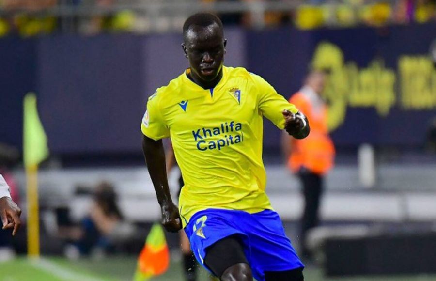 Awer Mabil luciendo la camiseta del Cádiz CF