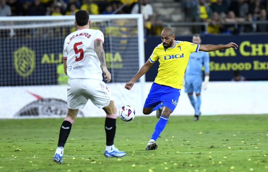 Fali golpea un balón ante Ocampos en la visita del Sevilla oct 2023