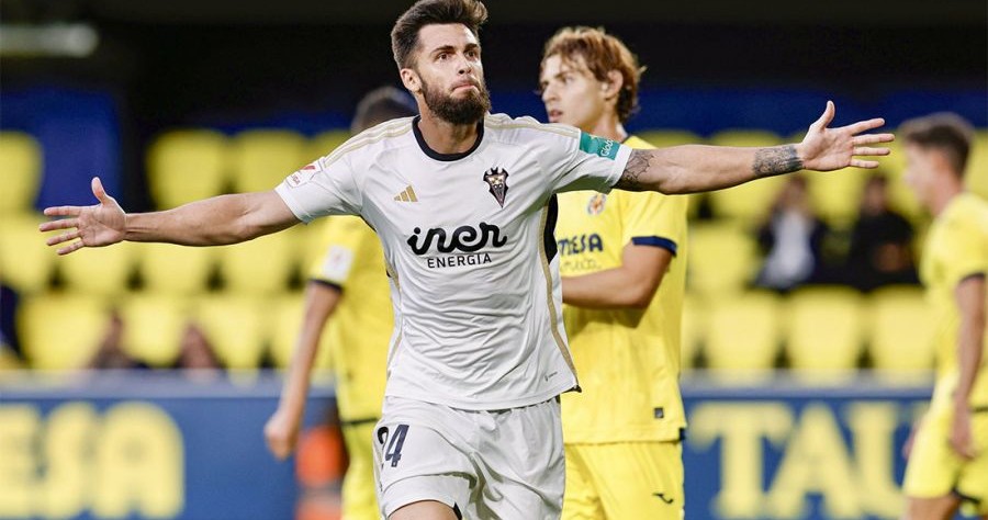 Cristian Glauder celebrando un tanto con el Albacete