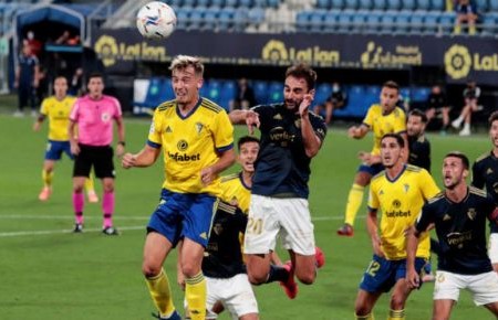Un Cádiz con más ganas que acierto cae frente al Osasuna