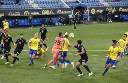 El Cádiz consigue su primer punto en Carranza