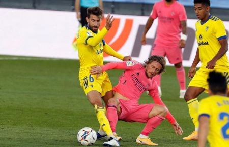 El Cádiz se impone al líder jugando mejor