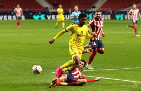 El Cádiz mantiene la distancia con sus rivales directos