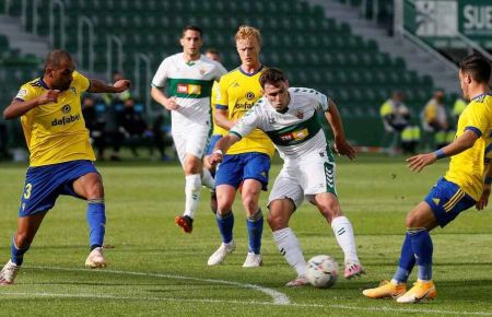 Sabor agridulce para el Cádiz que solo consigue empatar ante el Elche