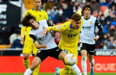 Un penalti no pitado impide al Cádiz sumar los tres punto en Mestalla